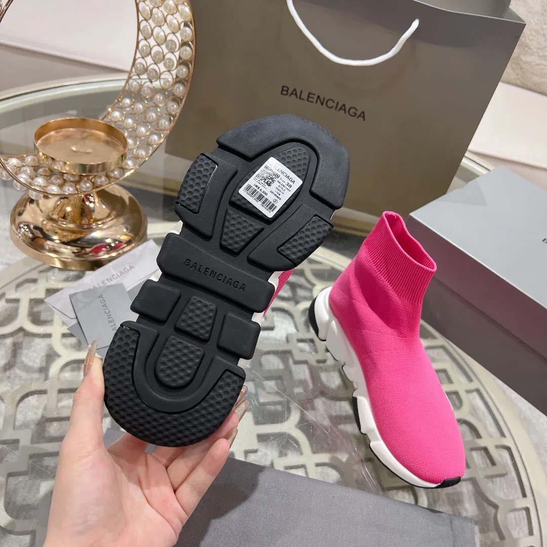👟👟Ex-factory price 400👟👟 Balenciaga classic sock boots, originally produced by the factory, purchasing agent level. The latest original outsole mold, (TPU ten-vacuum outsole, the highest version on the market, please do not compare prices with TPR outsole, don’t bother if you don’t know the product) The black, white and red three-color vacuum sole shows high-end luxury. •Upper: elastic fly weave double-layer composite gold wire high-elastic knitted mesh cotton •Inner lining: imported double-sided velvet, which is comfortable and resilient to shape •Insole: original imported terry cloth, breathable but not fading •Sole: TPU ten-vacuum outsole (to eliminate pores) •Packaging: full set of packaging (certificate, invoice, cloth bag, handbag) •Size: 34-45 standard code (34, 45, 46.47 can be customized and are not returnable)